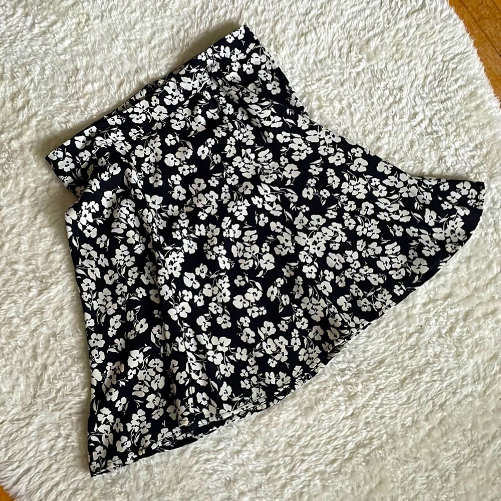 Reformation size 2 floral mini skirt black and white